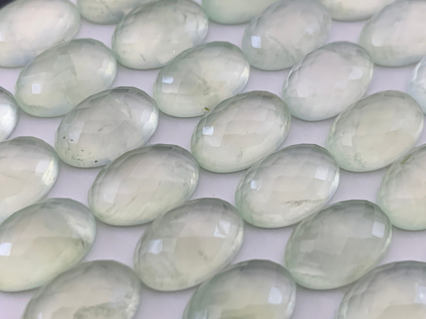 Faceted Prehnite oval 8x12mm cabochon - Calibrated cabochons