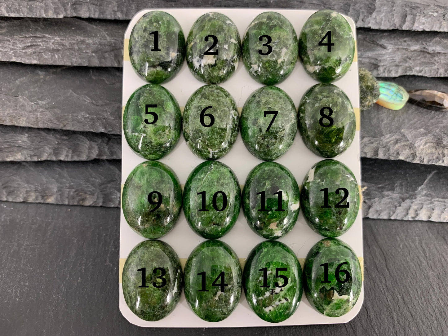 Chrome Diopside oval 15x20mm cabochon - Calibrated cabochons