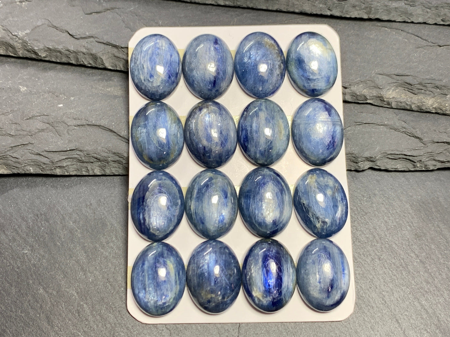 Blue Kyanite oval 15x20mm cabochon - Calibrated cabochons