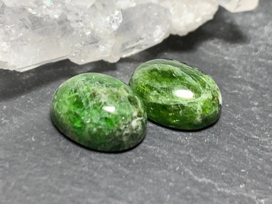 Chrome Diopside 8x10mm oval cabochon - Calibrated cabochons