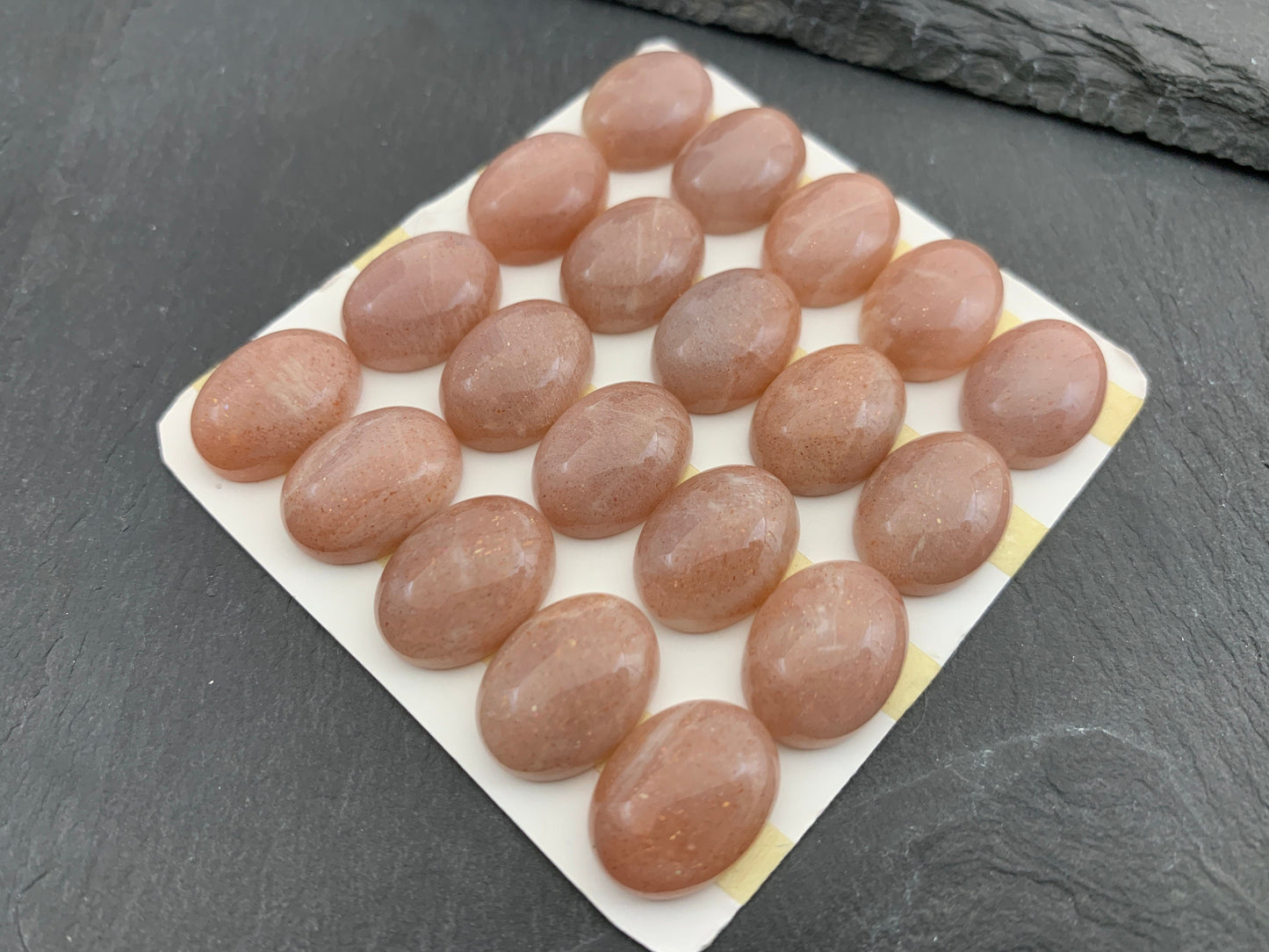 Goldsand Moonstone oval 12x16mm cabochon - Calibrated cabochons