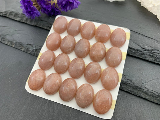 Goldsand Moonstone oval 12x16mm cabochon - Calibrated cabochons