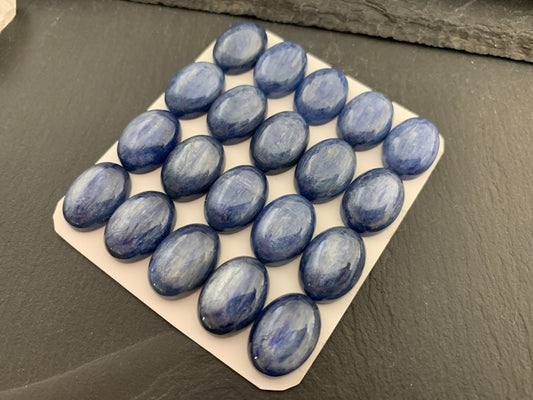 Kyanite oval 13x18mm cabochon - Calibrated cabochons