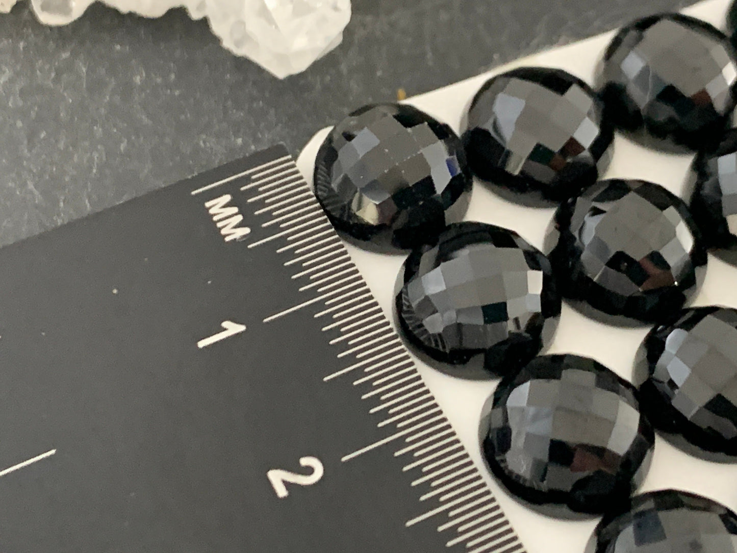 Faceted Black Spinel round 10mm cabochon - Calibrated cabochons