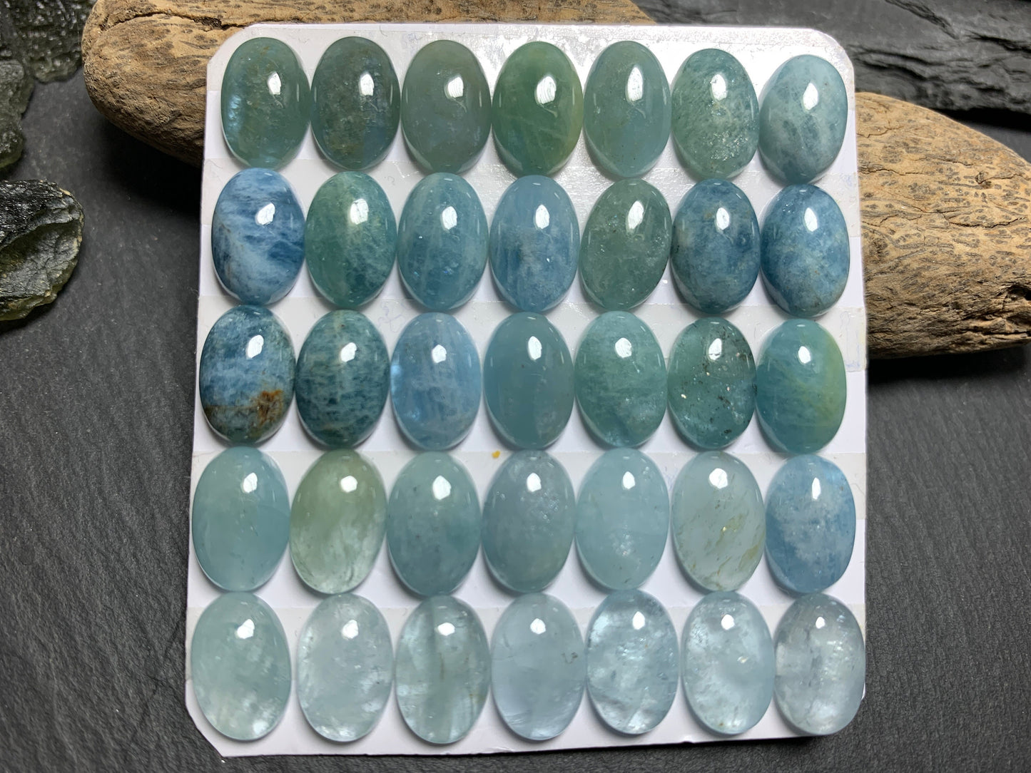 Aquamarine oval 8x12mm cabochon - Calibrated cabochons