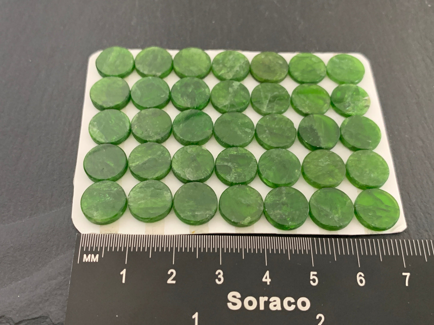 Flat Chrome Diopside round 10mm cabochon - Calibrated cabochons