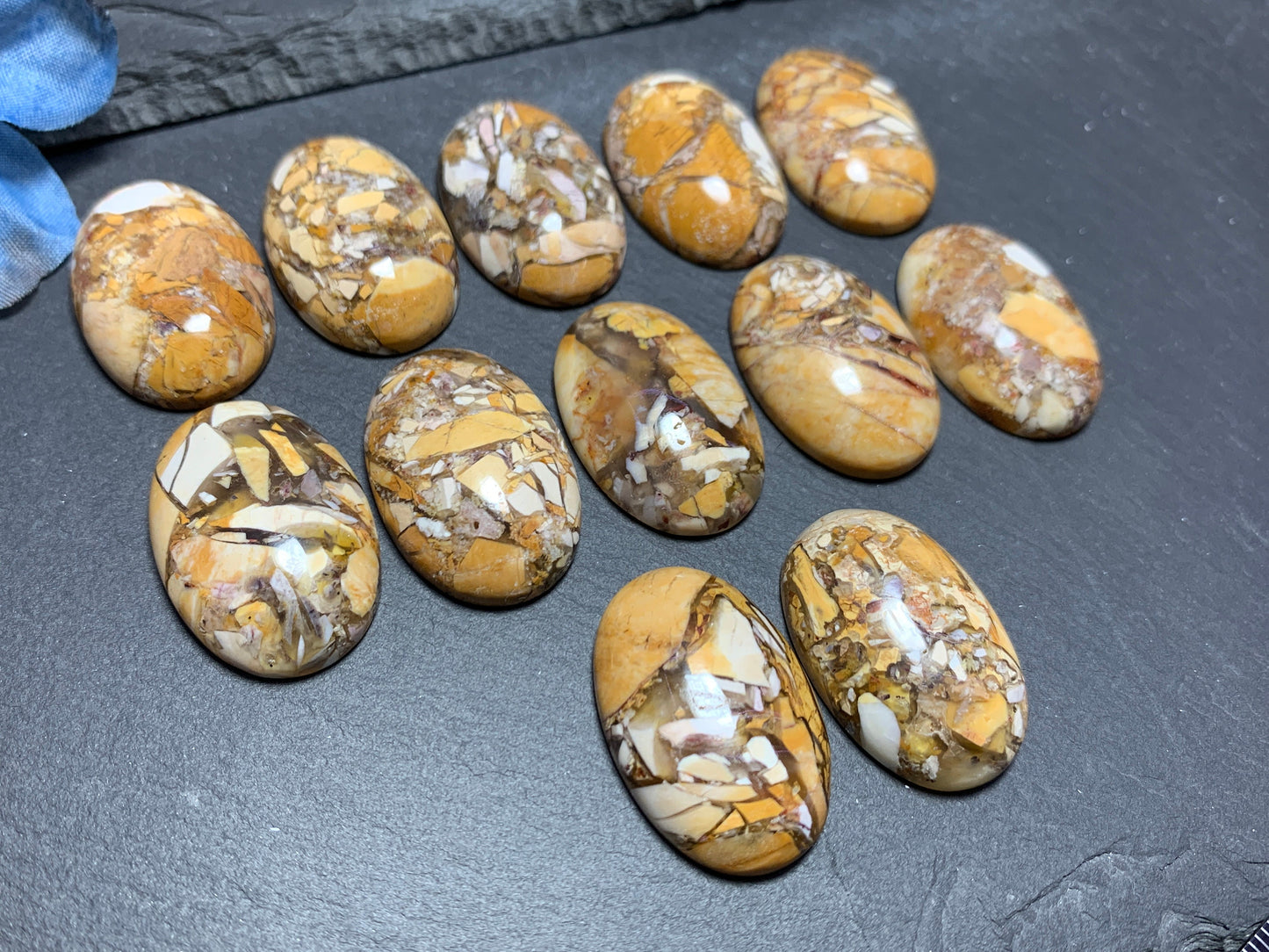 Brecciated Mookaite oval 20x30mm cabochon - Calibrated cabochons