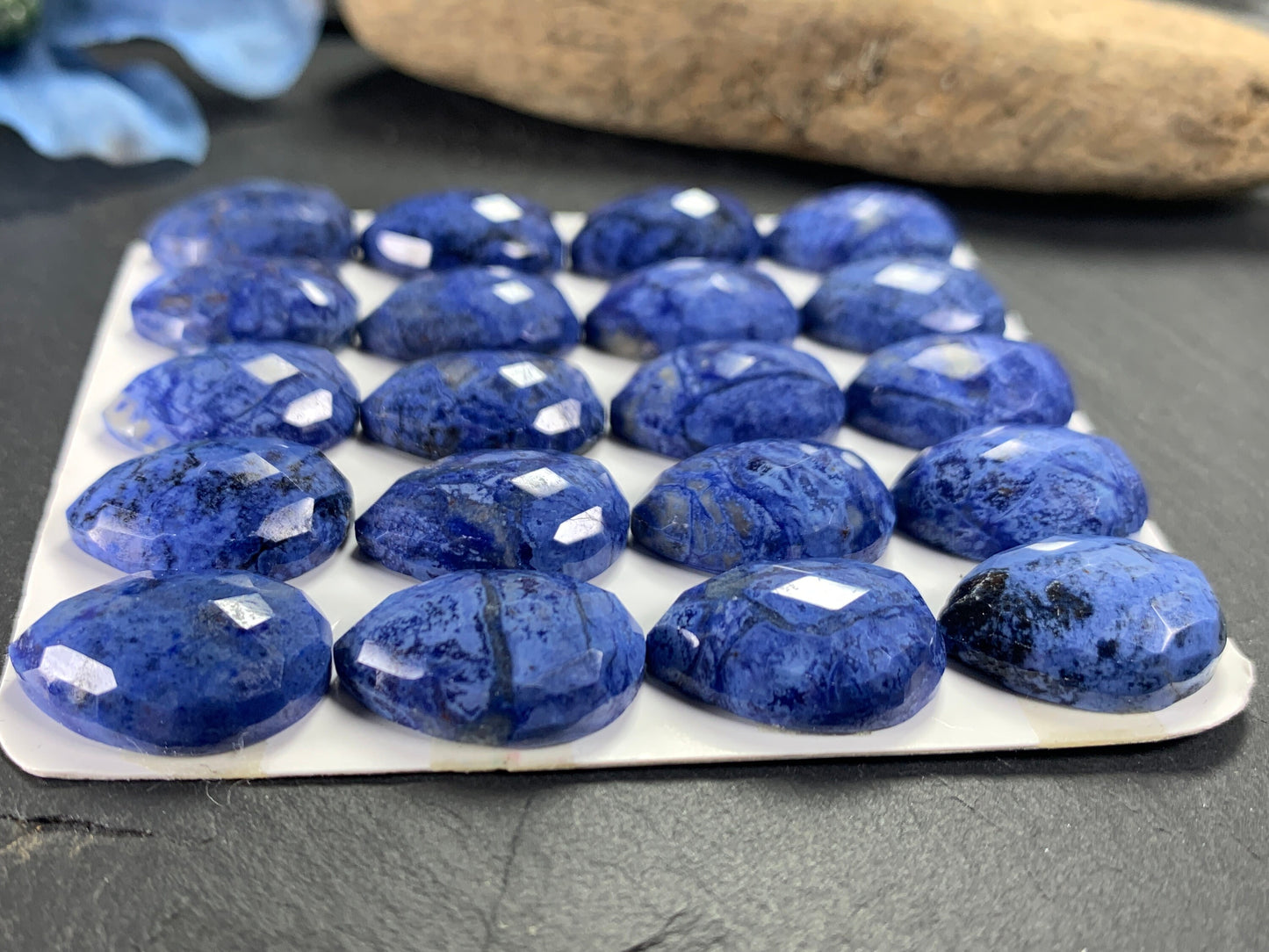 Faceted Dumortierite pear 13x18mm cabochon - Calibrated cabochons