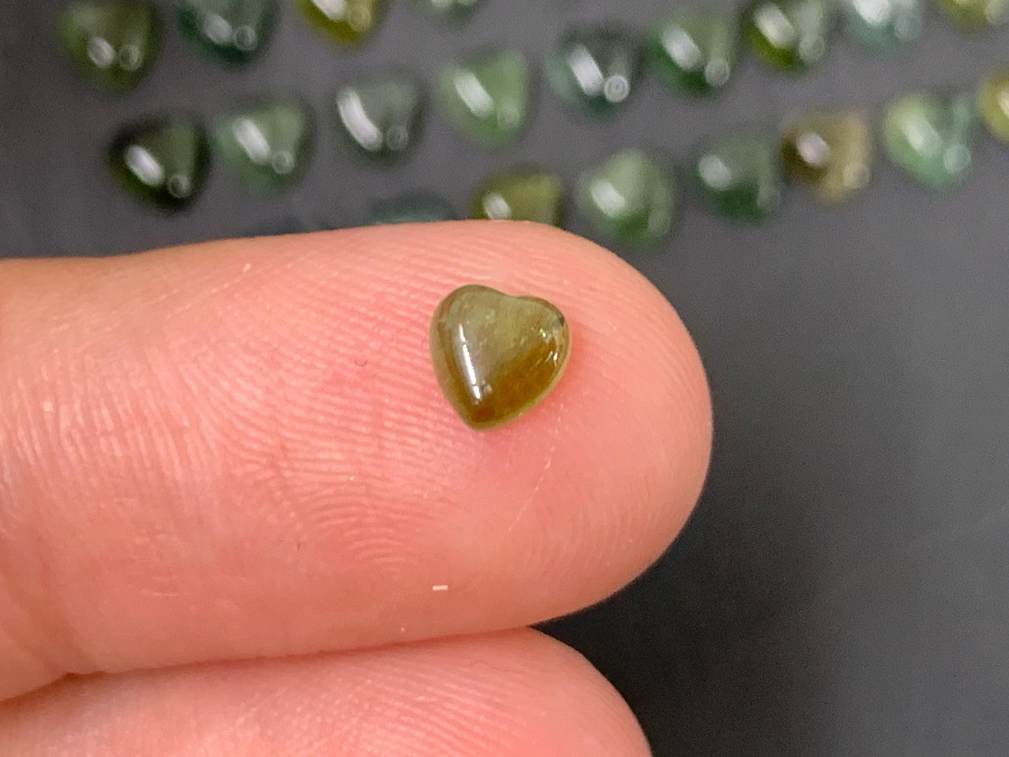 Green Tourmaline heart 5mm cabochon - Calibrated cabochons