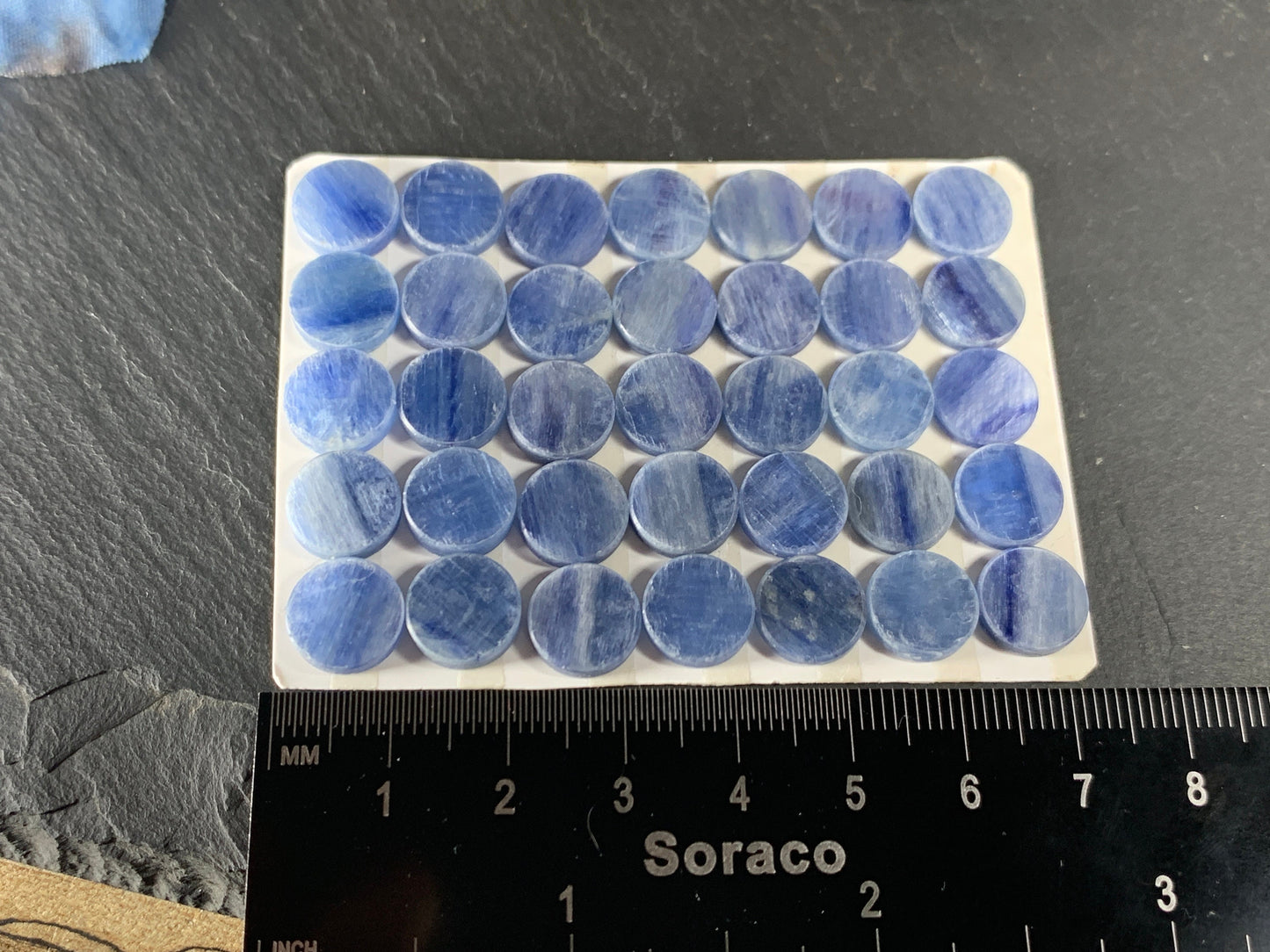 Flat Kyanite round 10mm cabochon - Calibrated cabochons