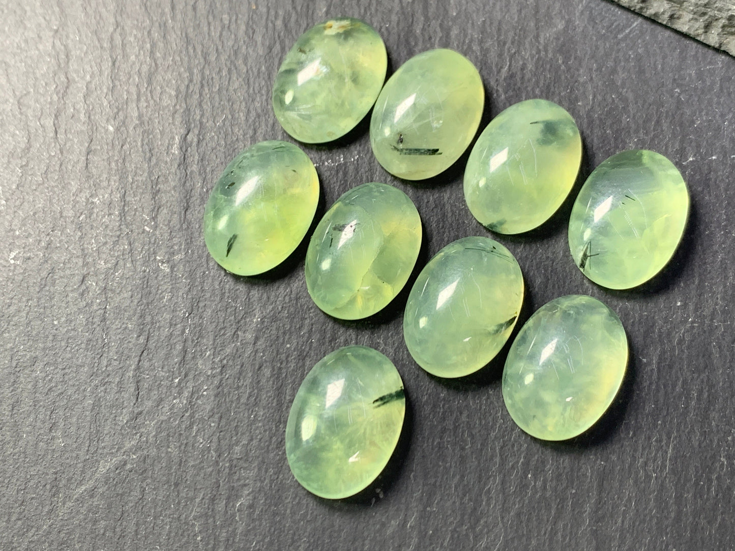Prehnite oval 13x18mm Cabochon - Calibrated cabochons