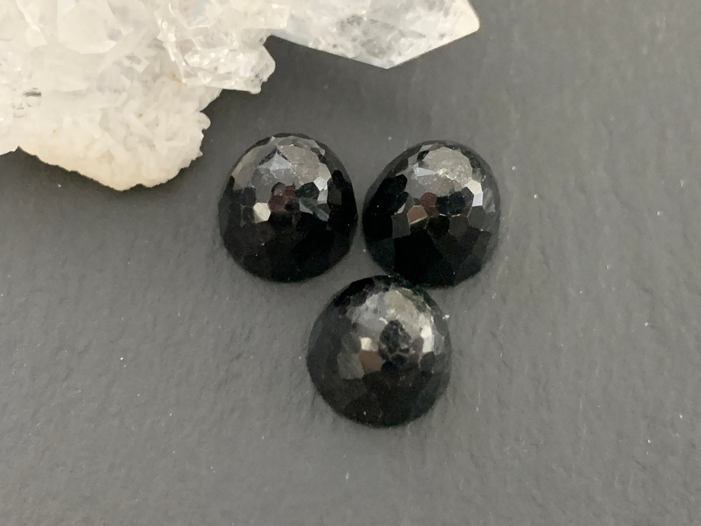 Faceted Hypersthenes bullet dome round 10mm cabochon - Calibrated cabochons