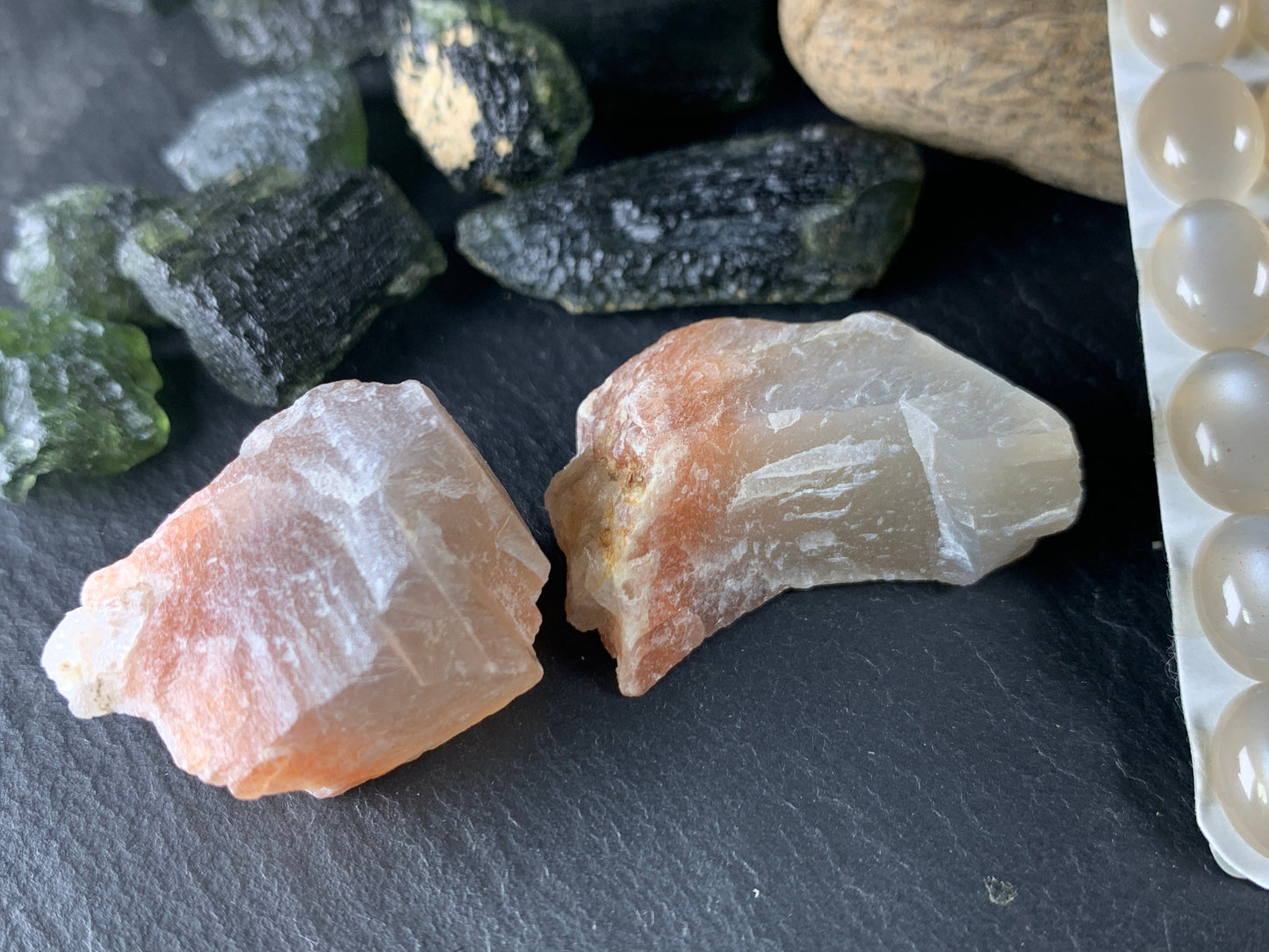 Goldsand Sunstone oval 8x10mm cabochon - Calibrated cabochons