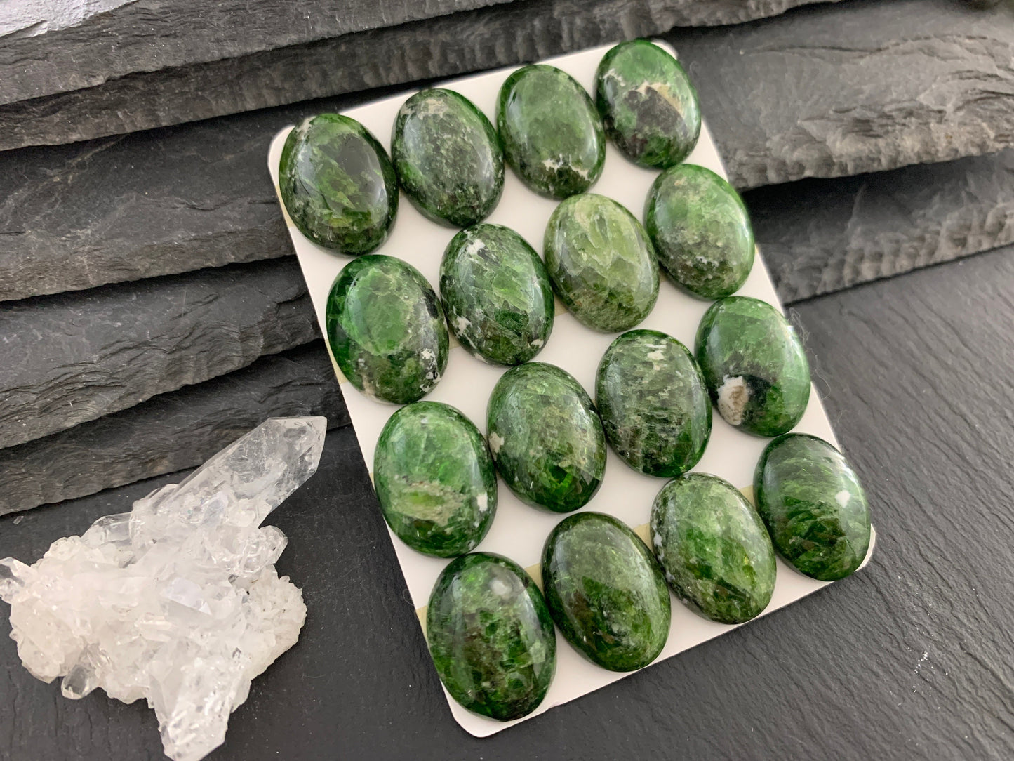 Chrome Diopside oval 15x20mm cabochon - Calibrated cabochons