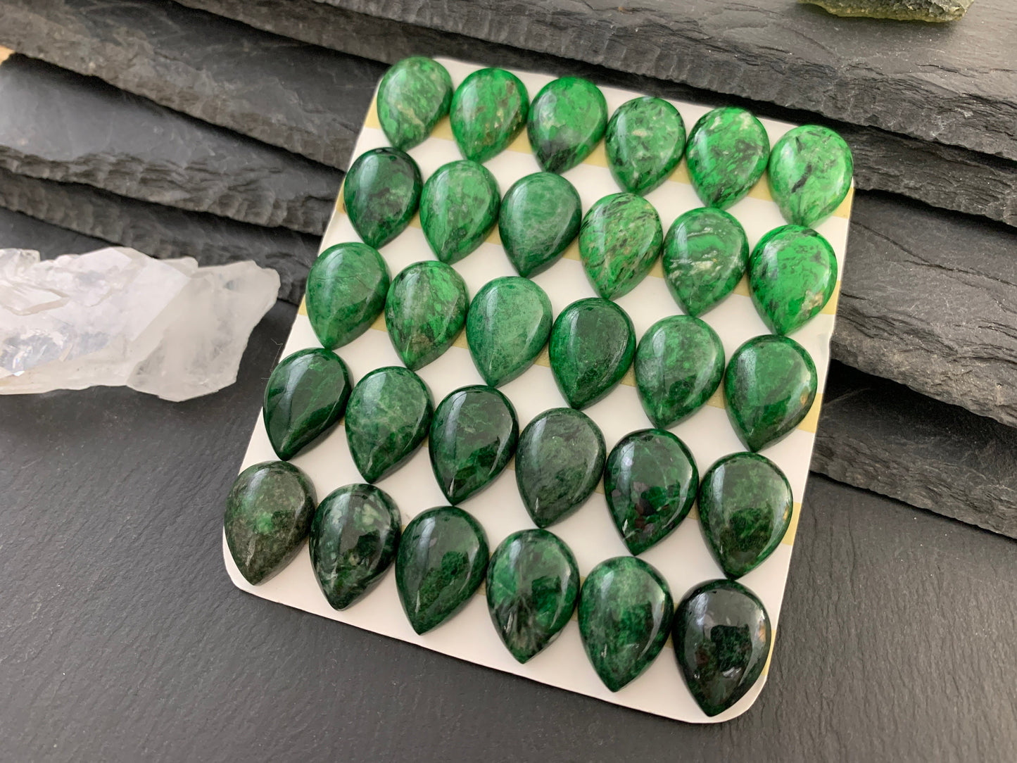 Maw Sit Sit pear 13x18mm cabochon - Calibrated cabochons