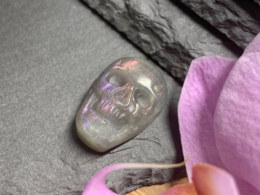 Labradorite Skull Carving, Rainbow Flash Crystal Skull, Gothic Crystal Decor, Witchy Home Decor:15x21mm