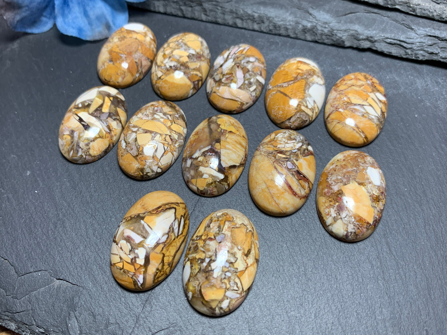 Brecciated Mookaite oval 20x30mm cabochon - Calibrated cabochons