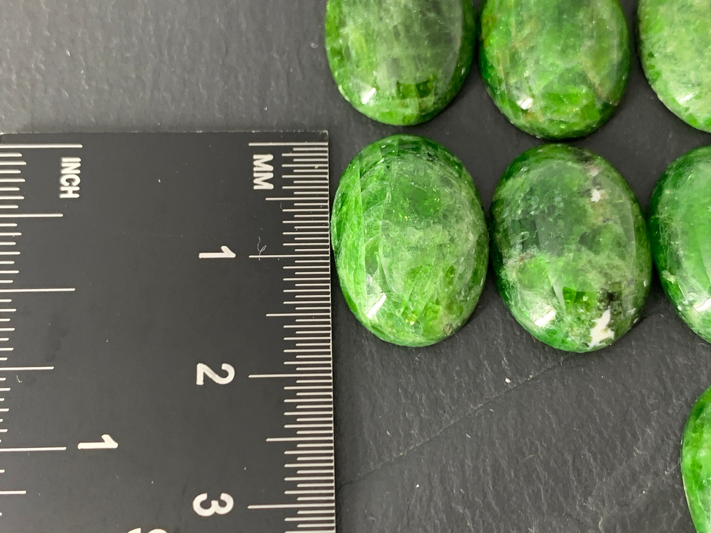 Chrome Diopside oval 13x18mm cabochon - Calibrated cabochons