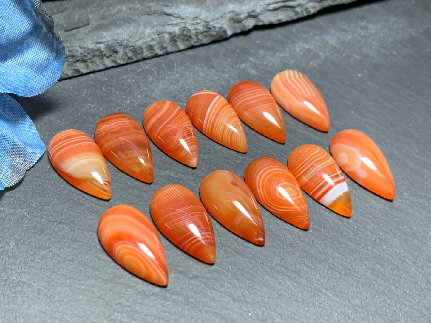 Red Agate with line pear 11x21mm cabochon - Calibrated cabochons