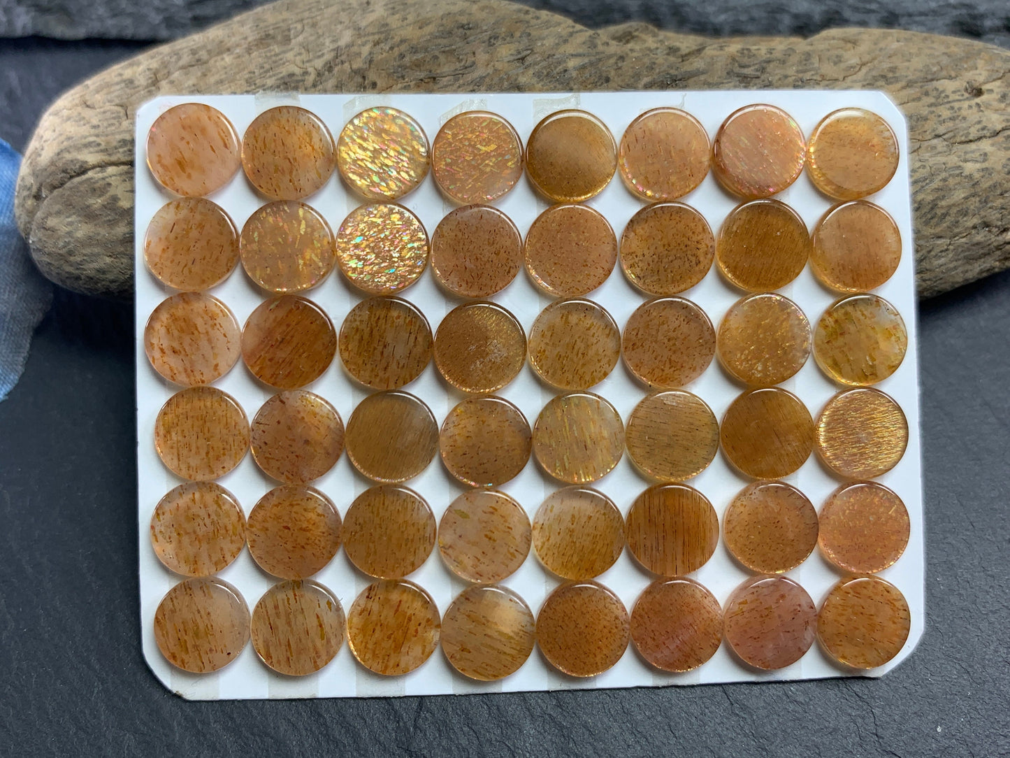 Flat Gold Sunstone round 8mm cabochon - calibrated cabochons