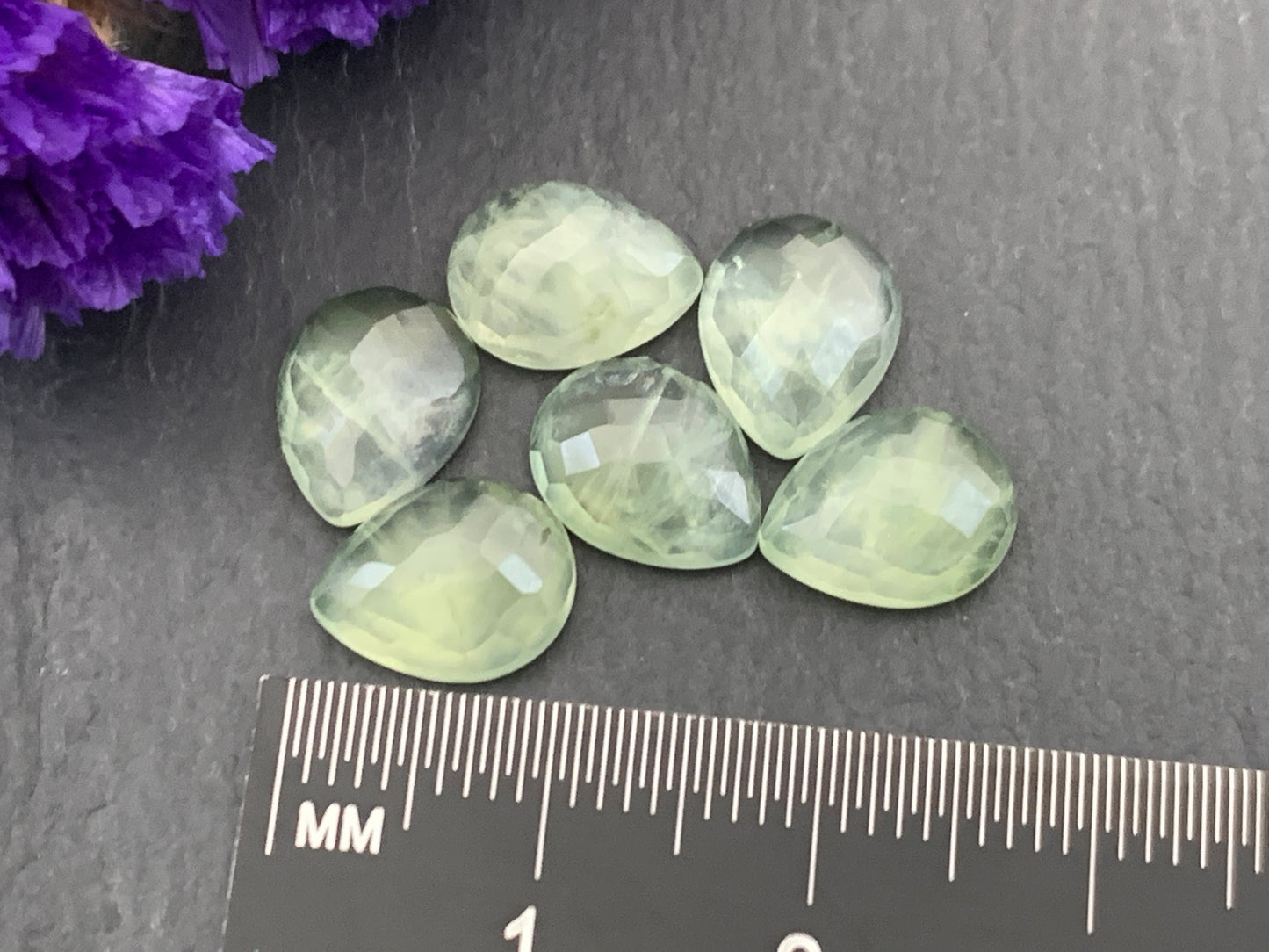 Faceted Prehnite pear 8x10mm cabochon - Calibrated cabochons