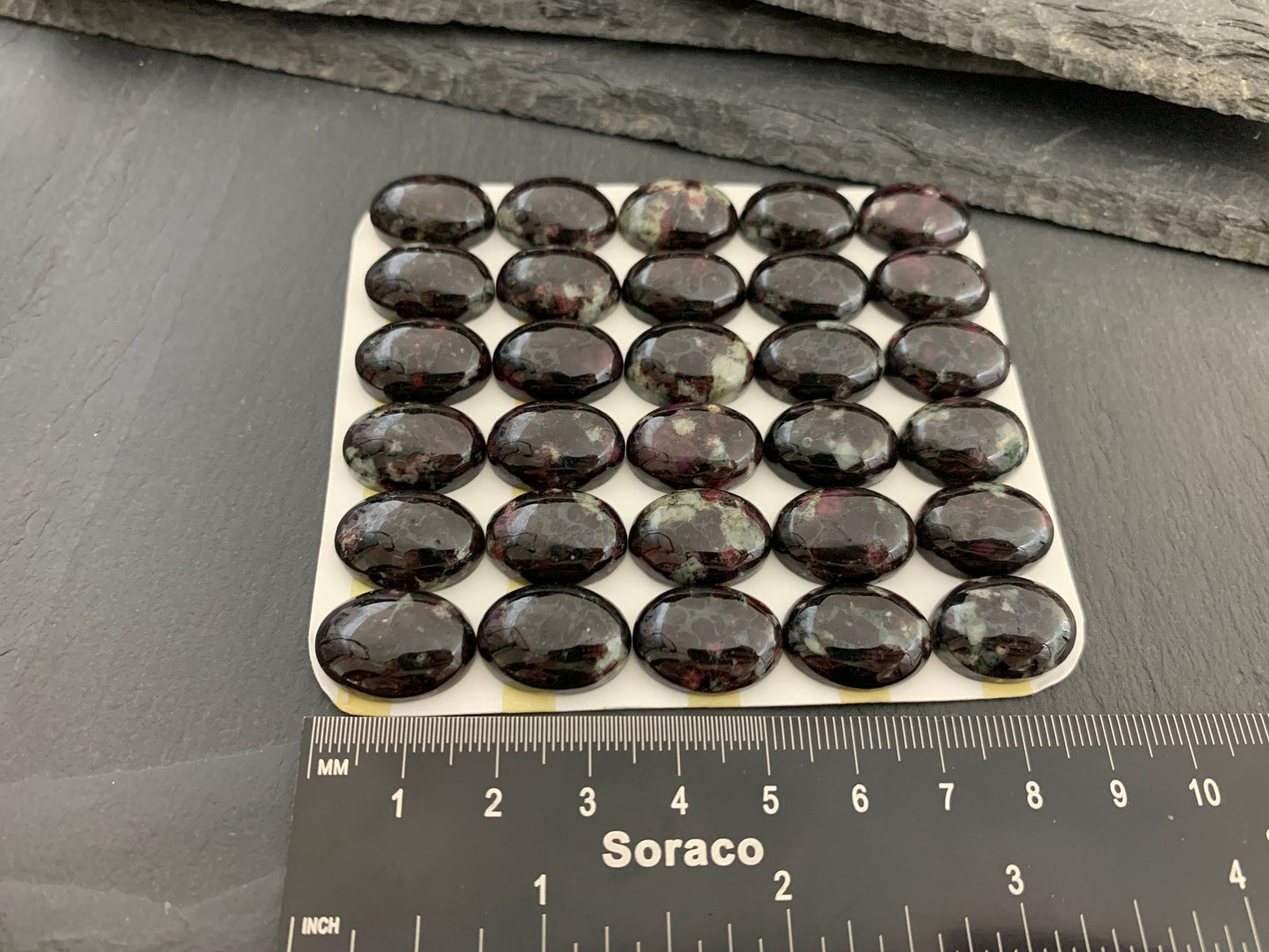 Eudialyte oval 13x18mm cabochon - Calibrated cabochons