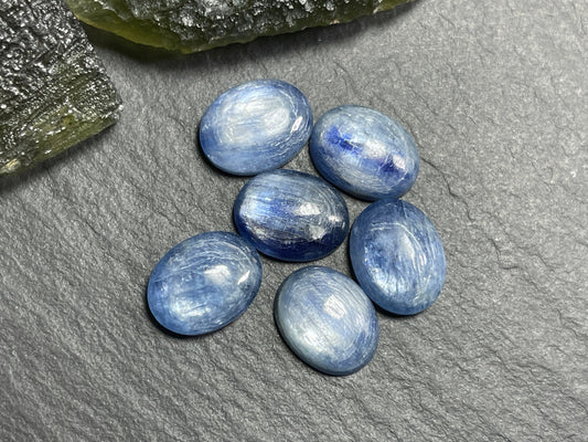 Kyanite oval 7x9mm cabochon - Calibrated cabochons