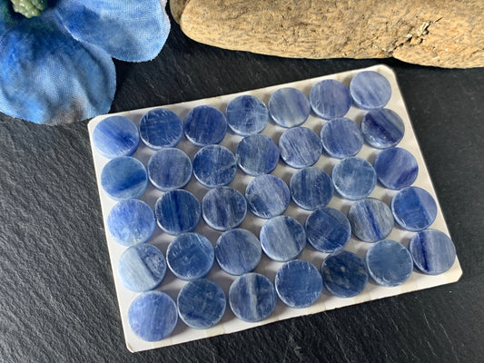 Flat Kyanite round 10mm cabochon - Calibrated cabochons