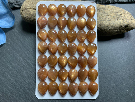 Goldsand Sunstone pear 8x10mm cabochon - Calibrated cabochons