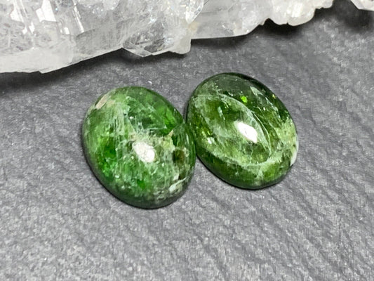 Chrome Diopside 8x10mm oval  cabochon - Calibrated cabochons
