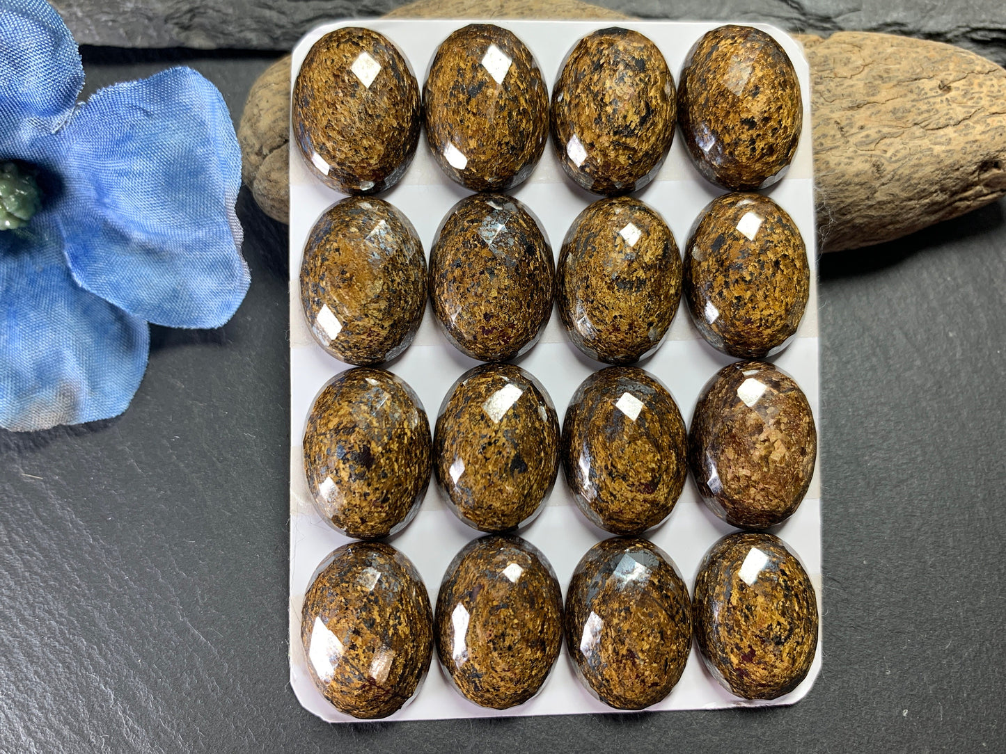 Faceted Bronzite oval 15x20mm Cabochon - Calibrated cabochons