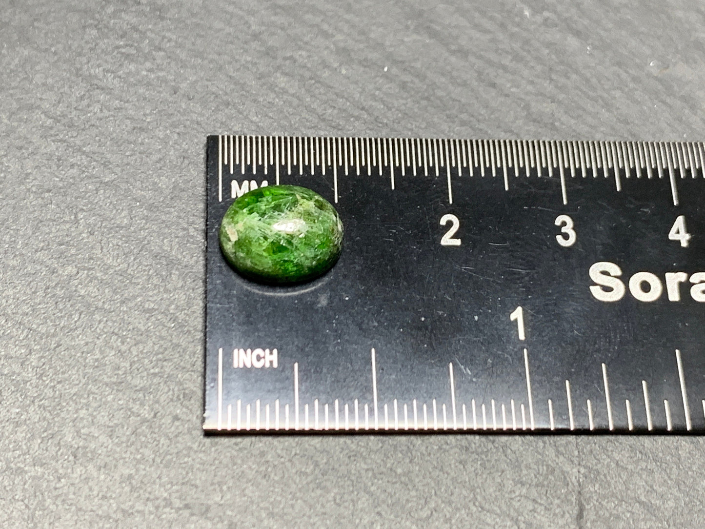Chrome Diopside 8x10mm oval  cabochon - Calibrated cabochons