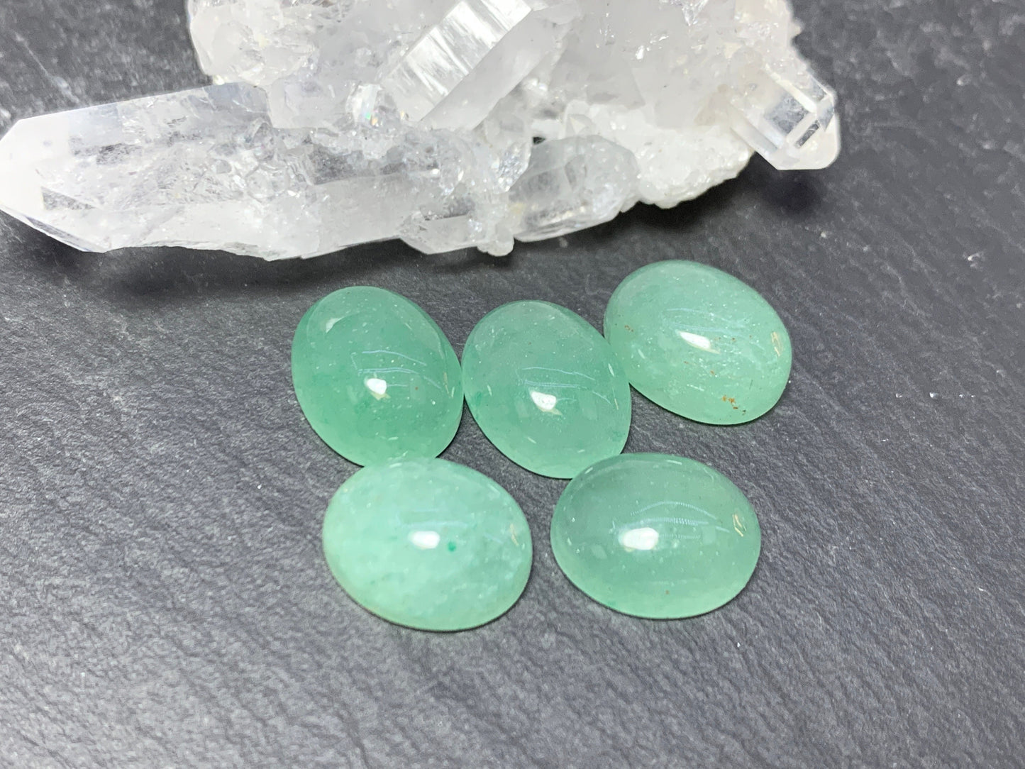 Green Aventurine oval 8x10mm cabochon - Calibrated cabochons