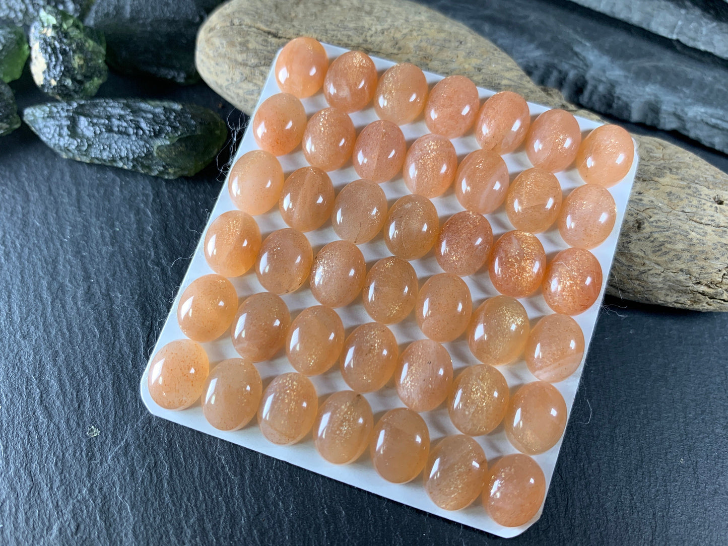 Goldsand Sunstone oval 8x10mm cabochon - Calibrated cabochons