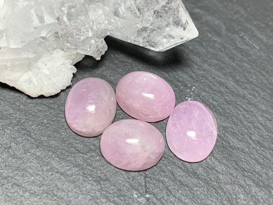 Kunzite oval 8x10mm cabochon - Calibrated cabochons