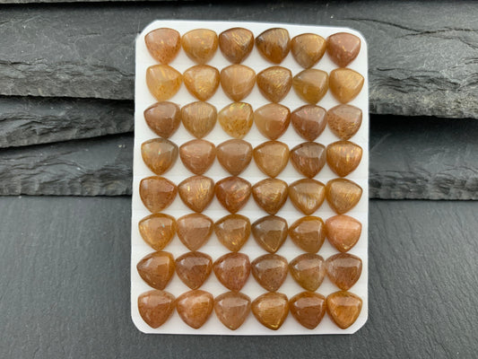 Goldsand Sunstone triangle 8mm cabochon - Calibrated cabochons