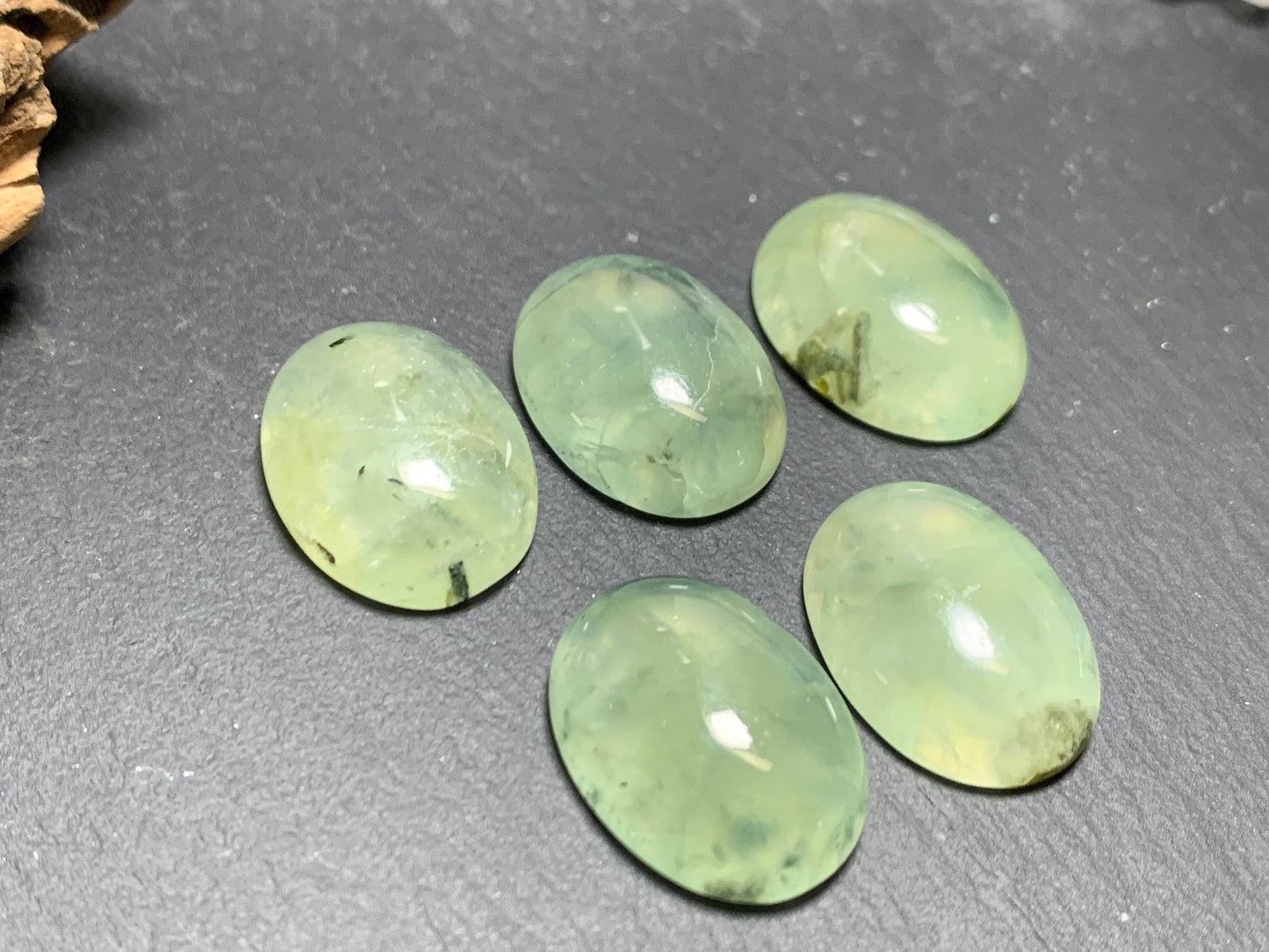 Prehnite oval 15x20mm cabochon - Calibrated cabochons