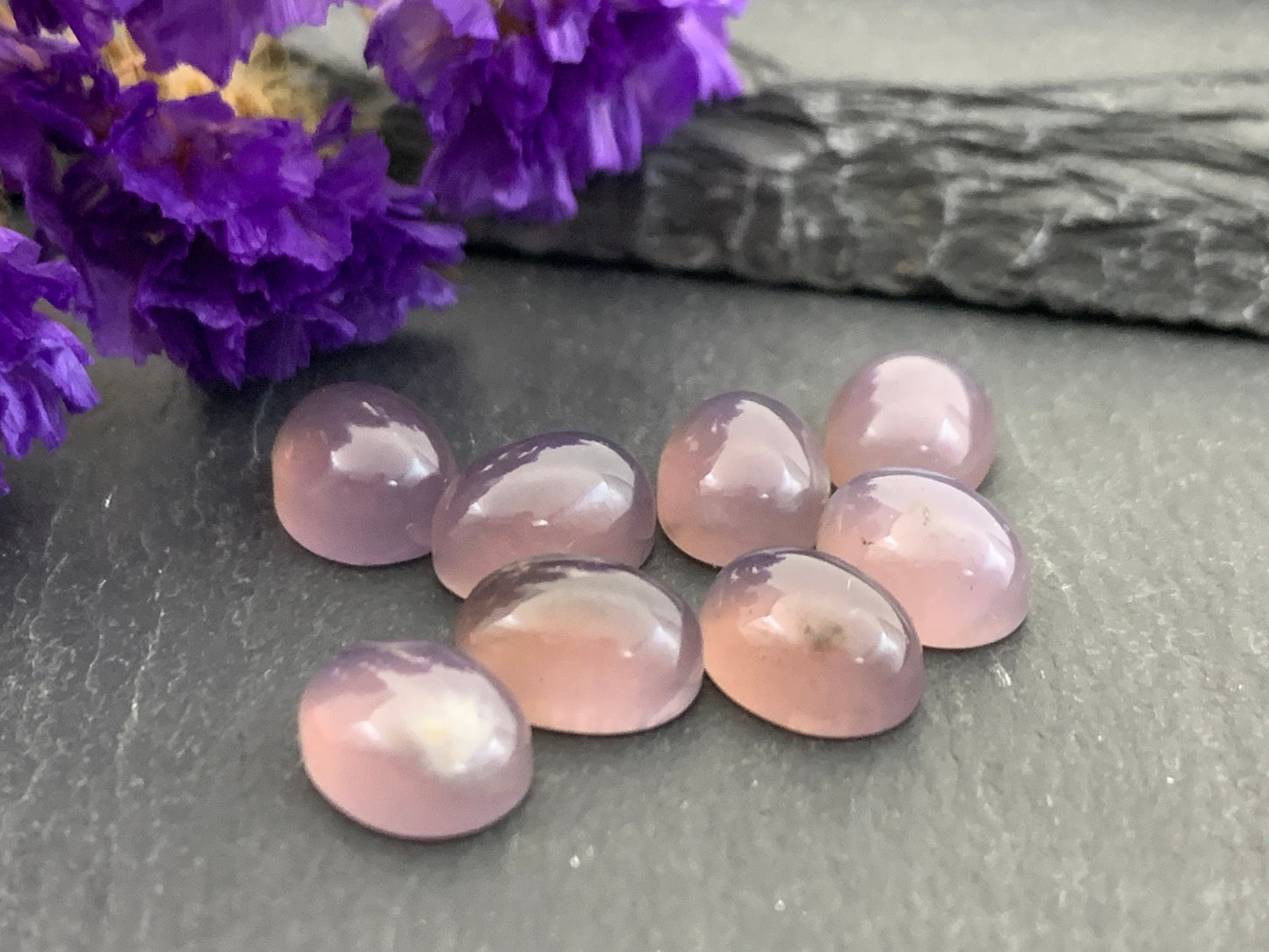 Purple Chalcedony 7x9mm cabochon - Calibrated cabochons
