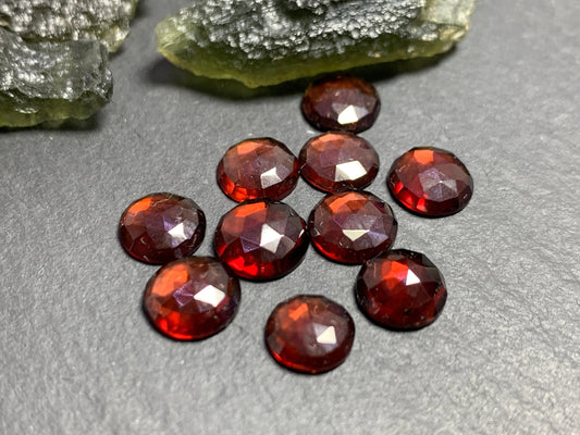 Faceted Mozambique Garnet round 6.5 - 7mm Cabochon