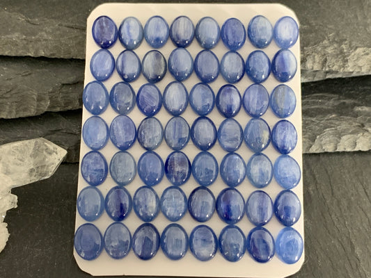 Blue Kyanite oval 6x8mm cabochon - Calibrated cabochons