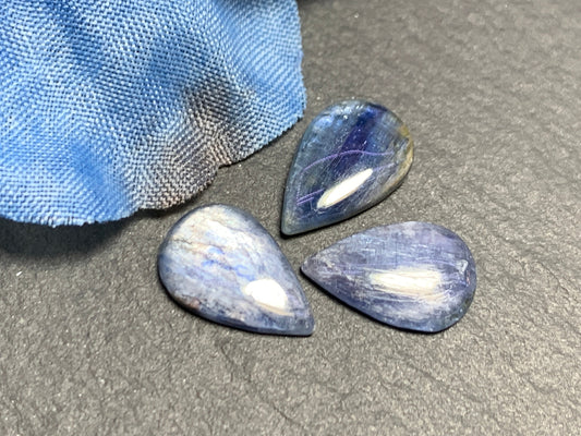 Kyanite pear 8x12mm cabochon - Calibrated Cabochons