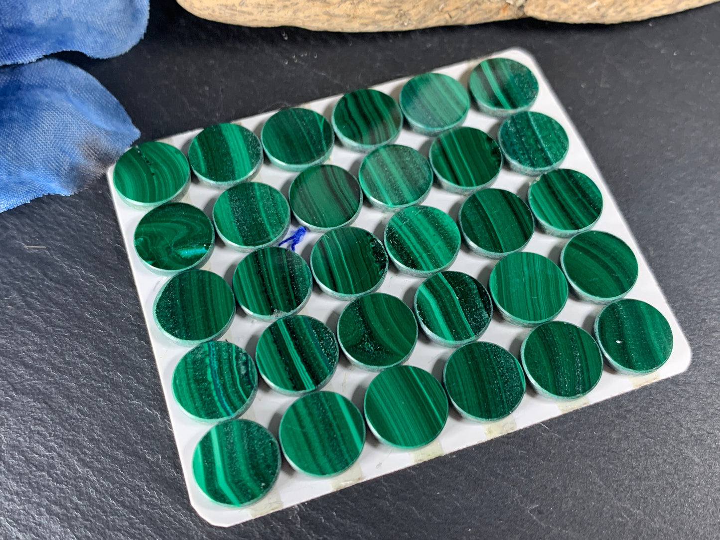 Flat Malachite round 10mm cabochon - Calibrated cabochons