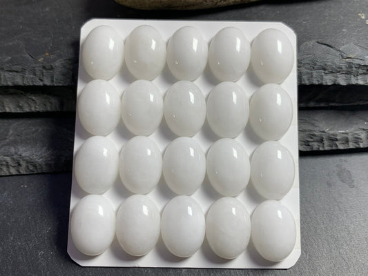 White Quartzite oval 12x16mm cabochon - Calibrated cabochons