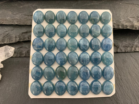 Aquamarine oval 8x10mm cabochon - - Calibrated cabochons
