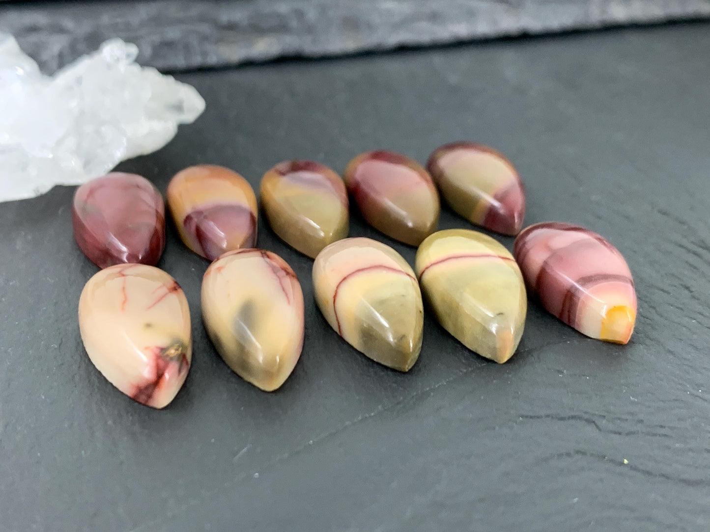 Mookaite Jasper pear 10x20mm cabochon