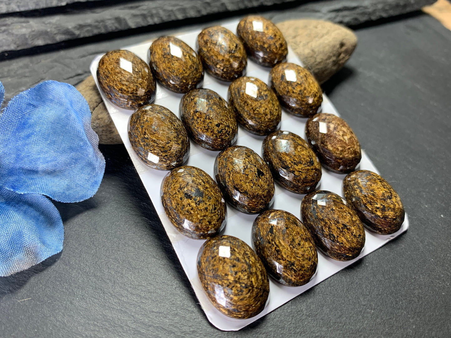 Faceted Bronzite oval 15x20mm Cabochon - Calibrated cabochons