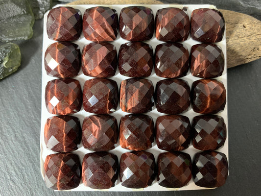 Faceted Red Tiger Eye square cushion 15mm cabochon - Calibrated cabochons