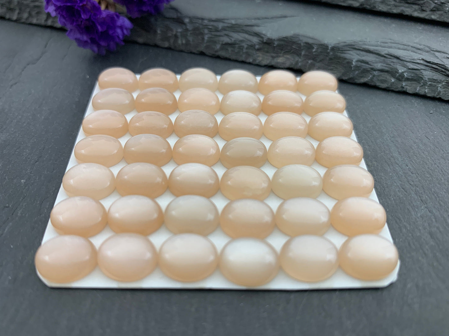 Peach Moonstone oval 8x10mm cabochon - Calibrated cabochons