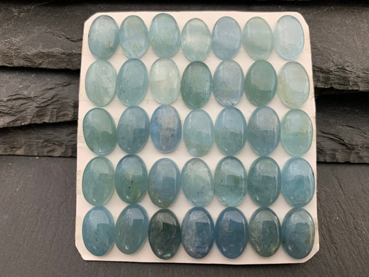 Aquamarine oval 8x12mm cabochon - Calibrated cabochons