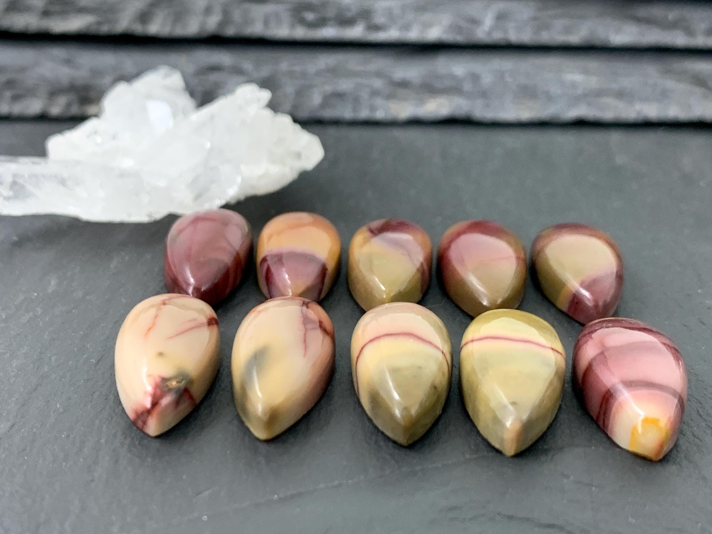 Mookaite Jasper pear 10x20mm cabochon